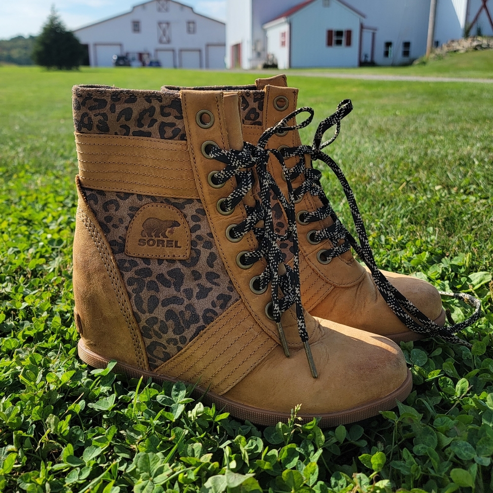 Sorel, size 8. Carmel with cheetah print